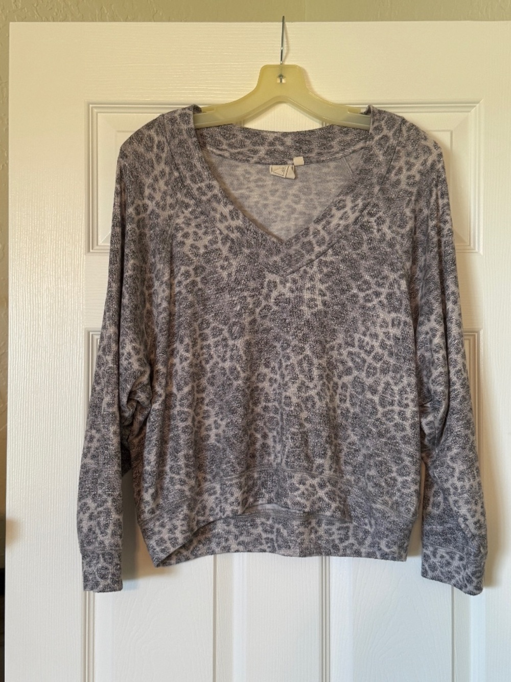Buckle White Crow Leopard Print Top sz small vneck ladies women blouse top knit